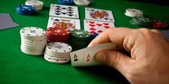 jetons cartes rivière partie de poker main paire d